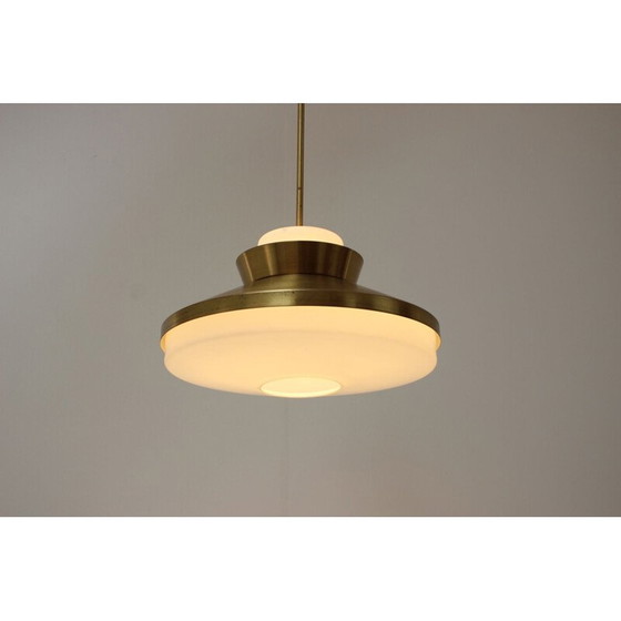 Image 1 of Lustre vintage en laiton et verre de lait par Valasske Mezirici, Tchécoslovaquie 1970