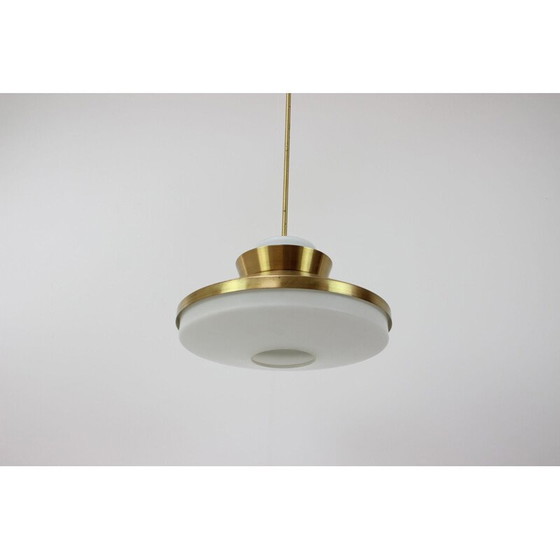 Image 1 of Lustre vintage en laiton et verre de lait par Valasske Mezirici, Tchécoslovaquie 1970