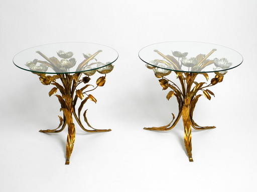 Paire de magnifiques tables d'appoint florentines du Mid Century plaquées or et argent avec plateaux en verre massif