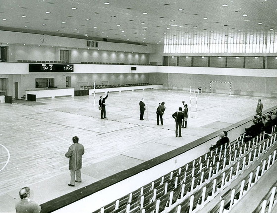 Image 1 of Banc de stade des années 1970, sièges n° 9 et n° 10