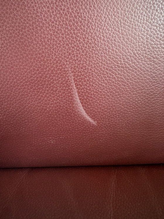 Image 1 of Banc en cuir rouge foncé