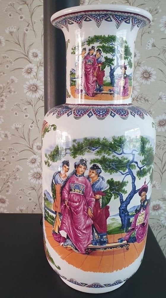Image 1 of 1133 Vase oriental vintage avec représentation