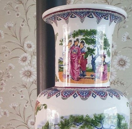 Image 1 of 1133 Vase oriental vintage avec représentation