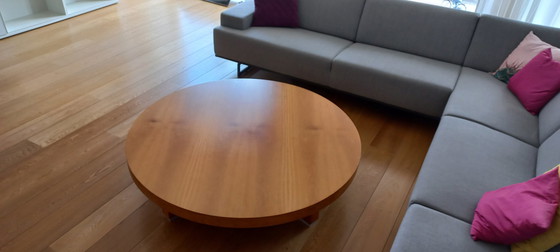 Image 1 of Table basse design en bois massif - ronde