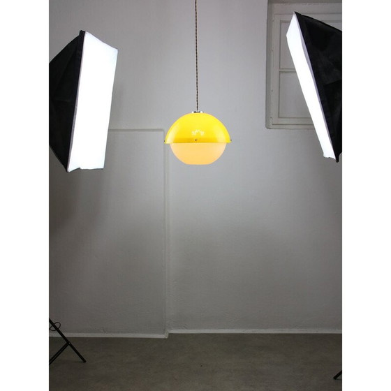 Image 1 of Lampe suspendue Space Age en plexiglas jaune, Italie 1970