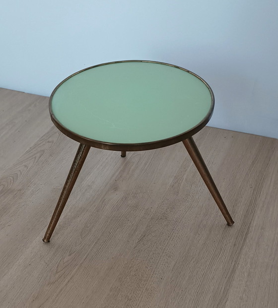 Image 1 of Table d'appoint des années 50