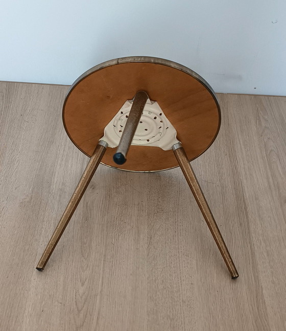 Image 1 of Table d'appoint des années 50