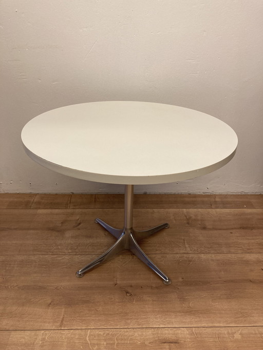 Table basse par Horst Bruning pour Cor. Plateau en formica et base en aluminium poli.