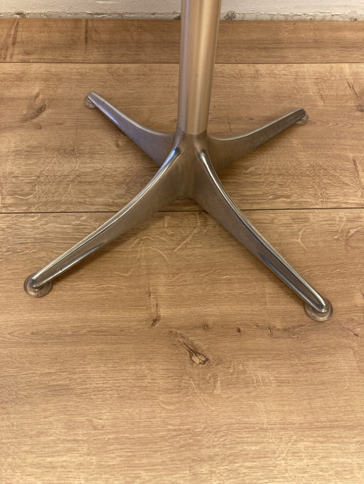 Table basse par Horst Bruning pour Cor. Plateau en formica et base en aluminium poli.