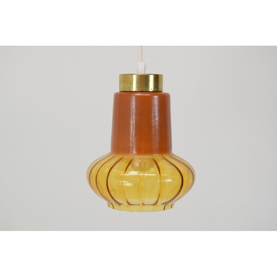 Image 1 of Lampe suspendue en verre et laiton du milieu du siècle, Tchécoslovaquie, années 1960
