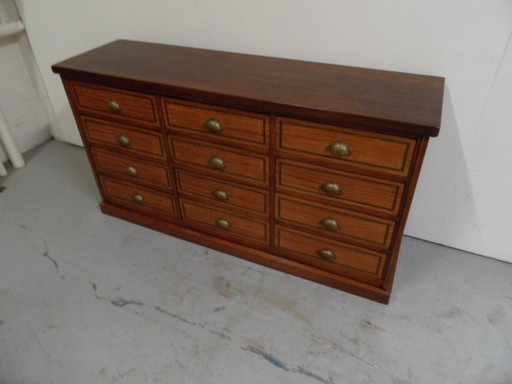 Armoire d'apothicaire vintage avec tiroirs