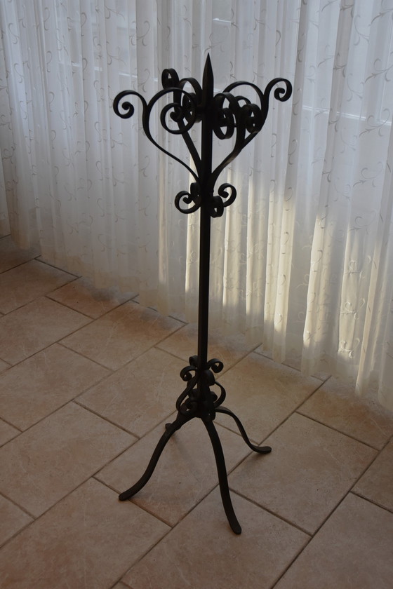 Image 1 of Chandelier d'église en fonte Estimé à 1900 - 21 bougies