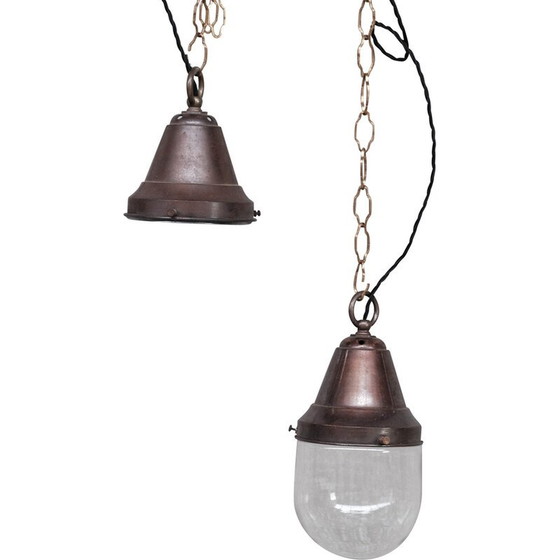 Image 1 of Paire de lampes suspendues industrielles en laiton et verre transparent, années 1930