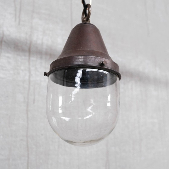 Image 1 of Paire de lampes suspendues industrielles en laiton et verre transparent, années 1930