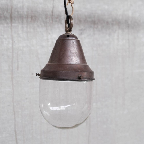 Image 1 of Paire de lampes suspendues industrielles en laiton et verre transparent, années 1930