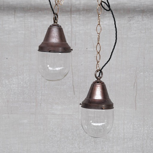 Paire de lampes suspendues industrielles en laiton et verre transparent, années 1930