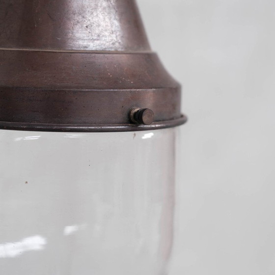 Image 1 of Paire de lampes suspendues industrielles en laiton et verre transparent, années 1930