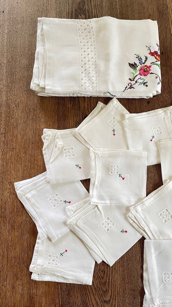Image 1 of Nappe Brodée Et 12 Serviettes Vintage France