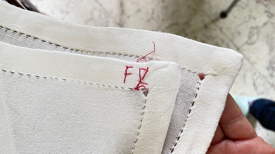 Image 1 of Nappe Brodée Et 12 Serviettes Vintage France