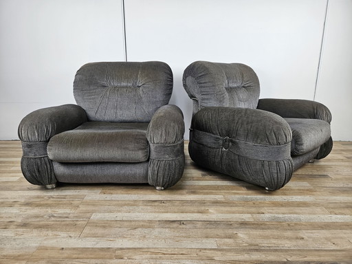 Paire de grands fauteuils 70S en tissu et métal avec sangles latérales