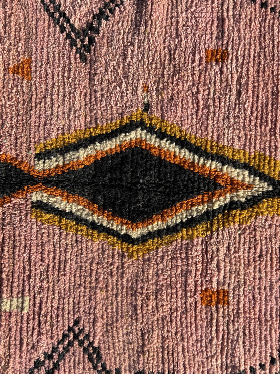 Image 1 of Grand tapis marocain Boujad tissé à la main - 200X310 Cm - motifs géométriques rose et moutarde