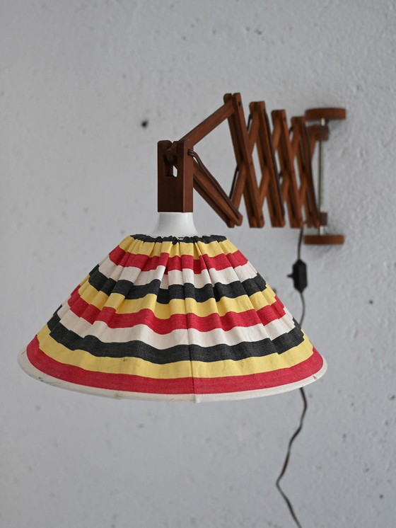 Image 1 of Lampe murale scandinave des années 1940 avec bras en bois extensible et abat-jour en tissu rayé