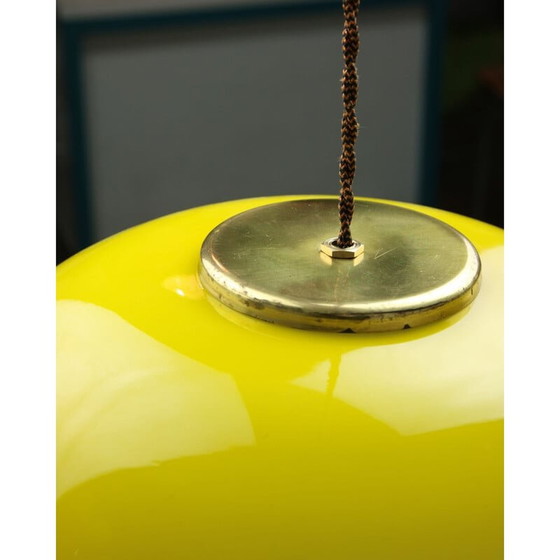 Image 1 of Lampe suspendue en verre jaune et laiton du Mid Century