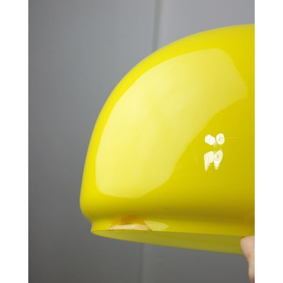 Image 1 of Lampe suspendue en verre jaune et laiton du Mid Century