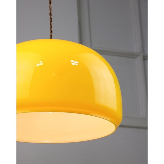 Image 1 of Lampe suspendue en verre jaune et laiton du Mid Century