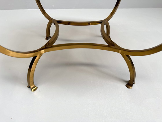 Image 1 of Table basse en laiton avec têtes de cygnes et plateau en verre Rook | Maison Jansen Style