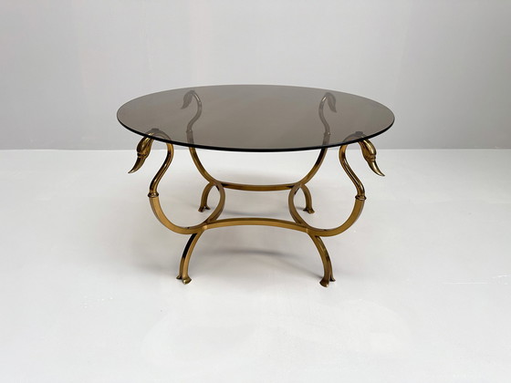 Image 1 of Table basse en laiton avec têtes de cygnes et plateau en verre Rook | Maison Jansen Style