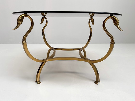 Image 1 of Table basse en laiton avec têtes de cygnes et plateau en verre Rook | Maison Jansen Style