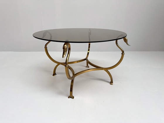 Image 1 of Table basse en laiton avec têtes de cygnes et plateau en verre Rook | Maison Jansen Style