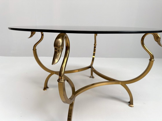 Image 1 of Table basse en laiton avec têtes de cygnes et plateau en verre Rook | Maison Jansen Style