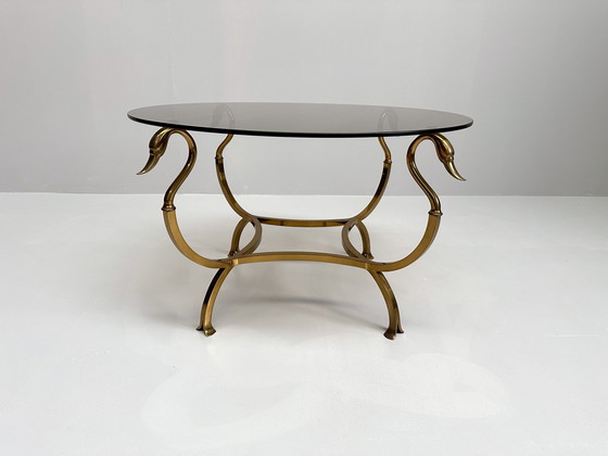 Image 1 of Table basse en laiton avec têtes de cygnes et plateau en verre Rook | Maison Jansen Style