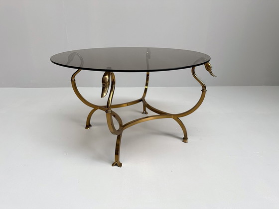 Image 1 of Table basse en laiton avec têtes de cygnes et plateau en verre Rook | Maison Jansen Style