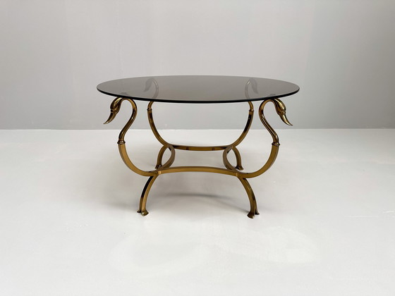 Image 1 of Table basse en laiton avec têtes de cygnes et plateau en verre Rook | Maison Jansen Style