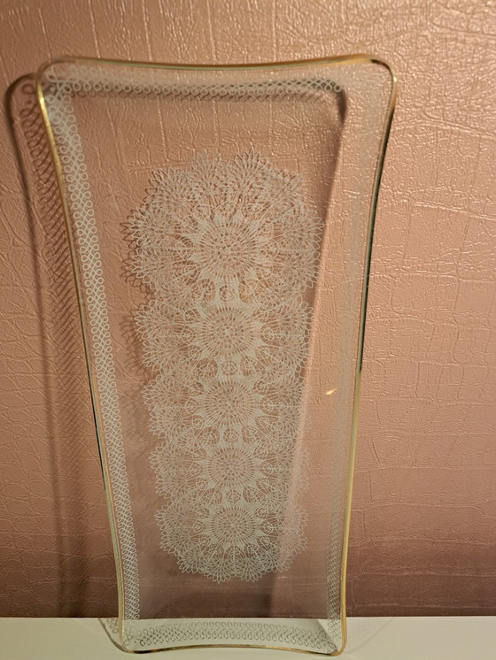 Image 1 of Bol de service en verre avec motif de dentelle bordé d'or