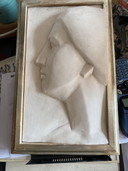 Profil de femme en plâtre