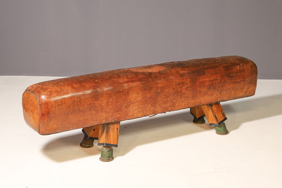 Image 1 of Banc de gymnastique à arçons en cuir | années 1920