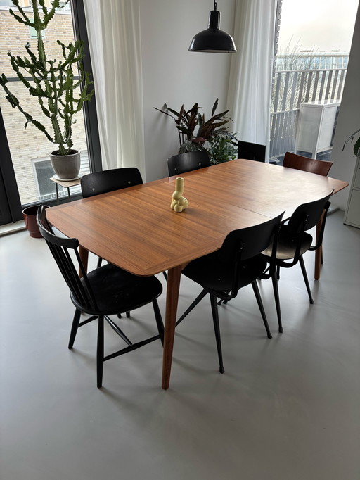 Table de salle à manger en placage de bois, avec rallonge.