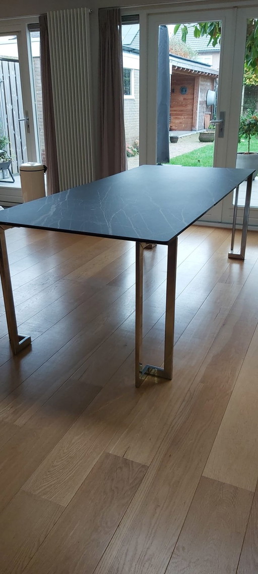 Table de salle à manger design avec plateau en pierre céramique