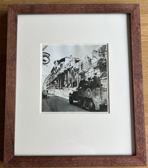 Robert Capa Ruines de Palerme, 13 août 1943 Gélatine argentique Impression