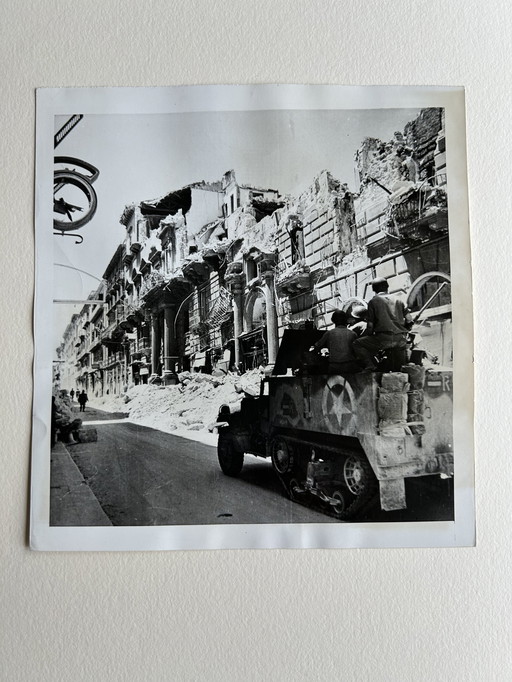 Robert Capa Ruines de Palerme, 13 août 1943 Gélatine argentique Impression