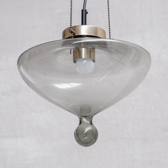 Image 1 of Paire de lampes suspendues vintage en verre fumé et laiton pour Raak, Pays-Bas 1970