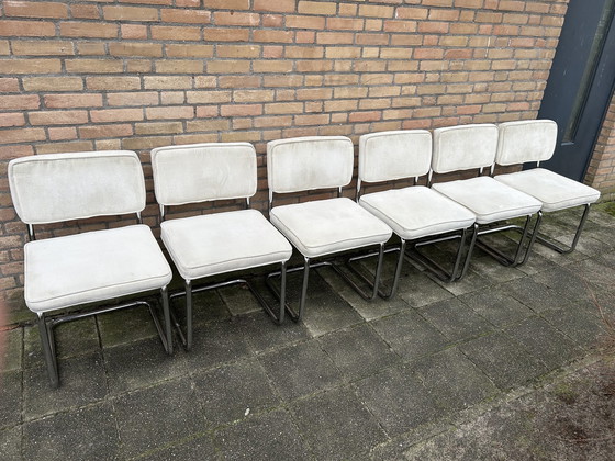 Image 1 of 6 Chaises blanches en tissu strié avec structure tubulaire chromée