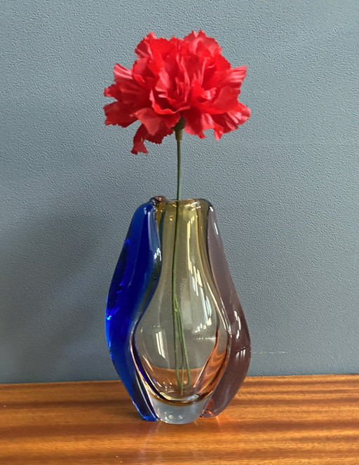 Vase en verre en 3 couleurs Par Hana Machovska