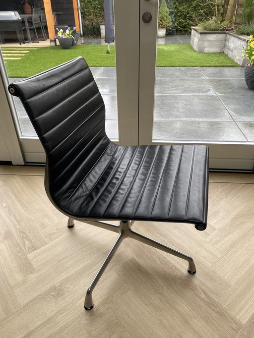 1 Vitra Eames EA 106