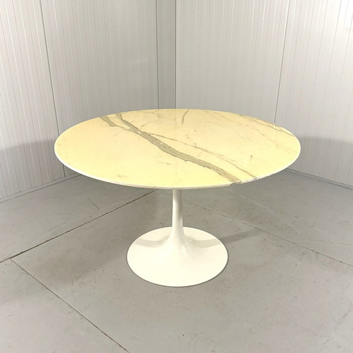 Table de salle à manger ronde en marbre avec pied en tulipe 1960's