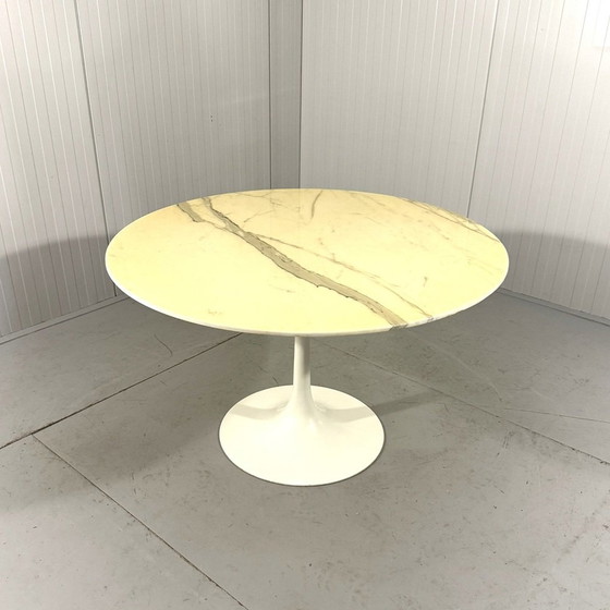 Image 1 of Table de salle à manger ronde en marbre avec pied en tulipe 1960's